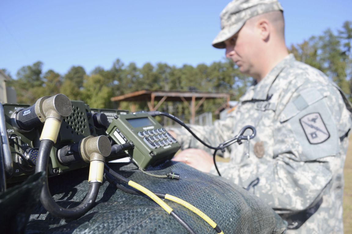 A U.S. Army support operator operates AN / PRC 1510 high-frequency radio in Fort Gordon, Georgia.  (US Army)