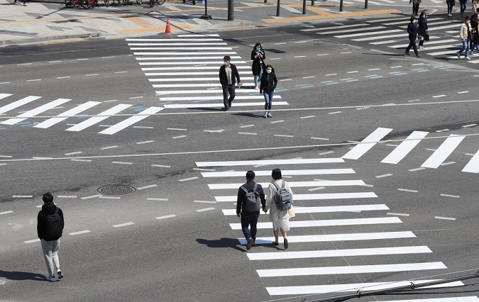 Diagonal Transition was newly installed in front of Yonsei University in Seoul on April 6, 2020 (Yonhap)